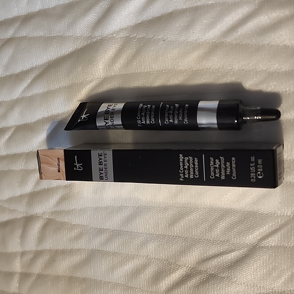 It cosmetics Bye Bye under eye full coverage waterproof concealer